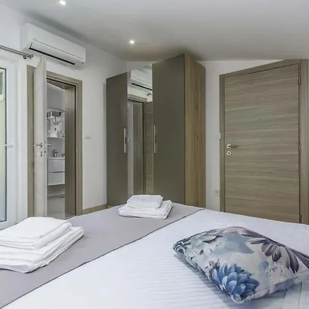 Villa Spadici Sleeps 9 Pool Air Con Wifi *