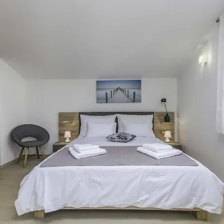Spadici Sleeps 9 Pool Air Con Wifi Villa