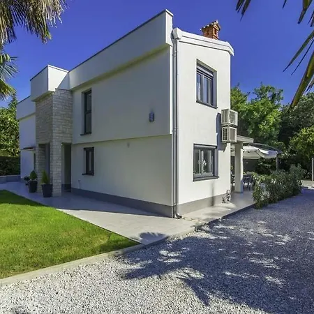 Spadici Sleeps 9 Pool Air Con Wifi Vila