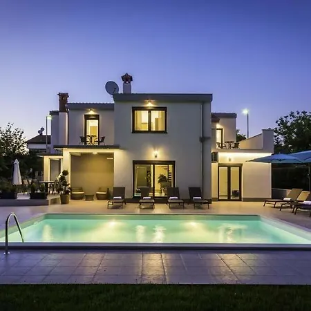 Spadici Sleeps 9 Pool Air Con Wifi Poreč
