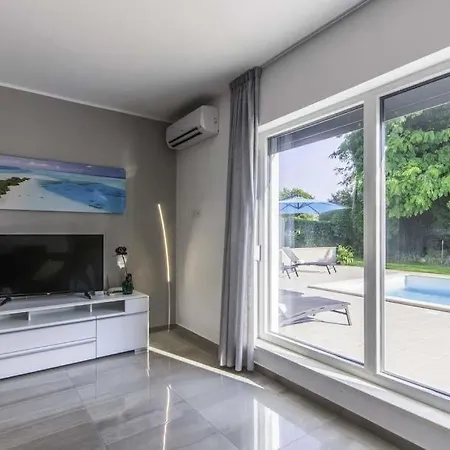 Spadici Sleeps 9 Pool Air Con Wifi Vila